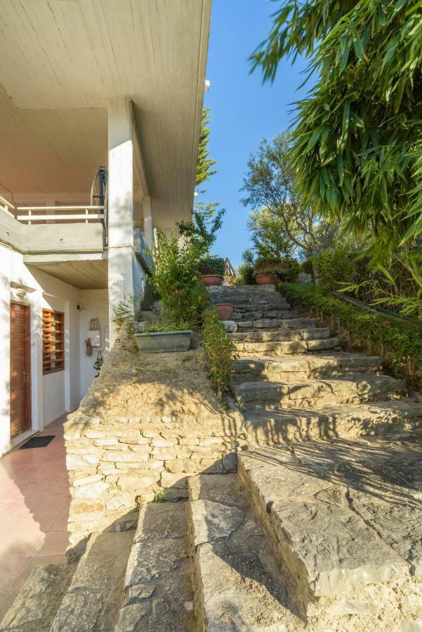 An Edens Garden Near The Sea - Pansion Youli Selianitika